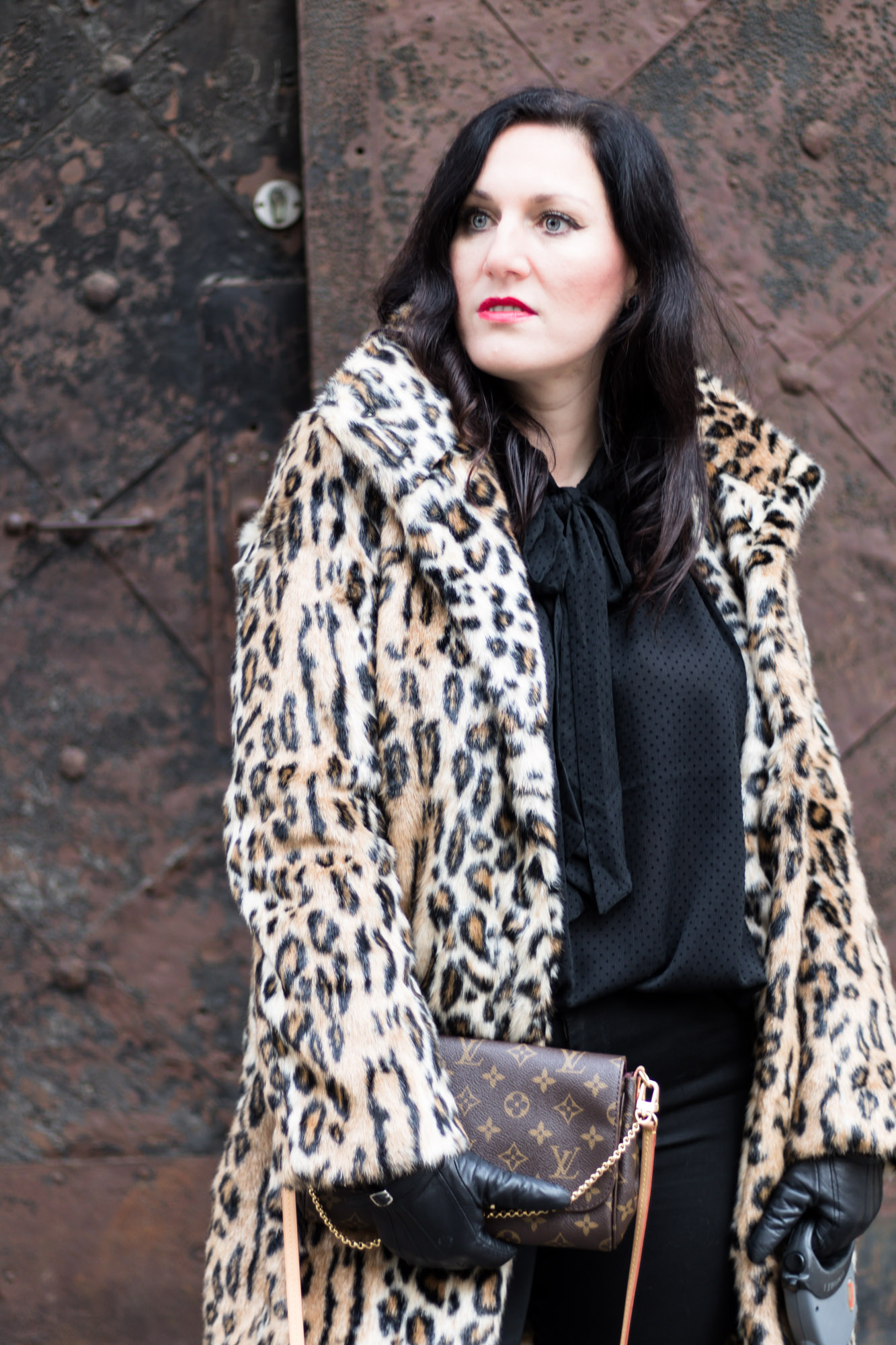 OUTFIT Fake Fur Mantel mit Leopardenmuster und schwarzer Skinny Jeans, Miss Classy, Grazer Fashion Blog, Lifestyle Blog, Bloggerin Graz, classy Fashion, Faux Fur Mantel, Leopardenprint, Fake Fur, Chihuahua, Hund, Lederhandschuhe, Favorite Clutch von Louis Vuitton, schwarze Bluse, Stiefeletten