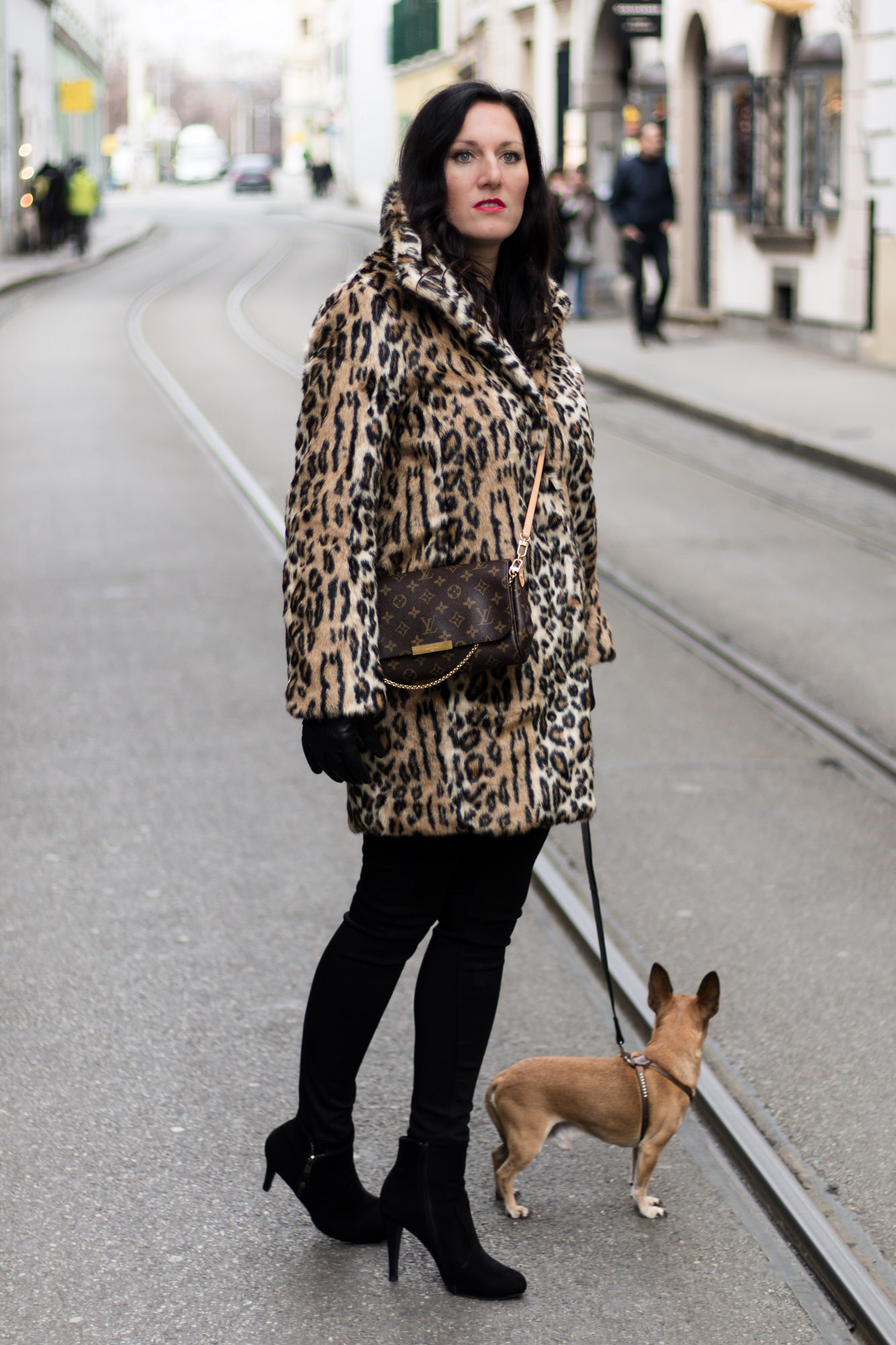 OUTFIT Fake Fur Mantel mit Leopardenmuster und schwarzer Skinny Jeans, Miss Classy, Grazer Fashion Blog, Lifestyle Blog, Bloggerin Graz, classy Fashion, Faux Fur Mantel, Leopardenprint, Fake Fur, Chihuahua, Hund, Lederhandschuhe, Favorite Clutch von Louis Vuitton, schwarze Bluse, Stiefeletten