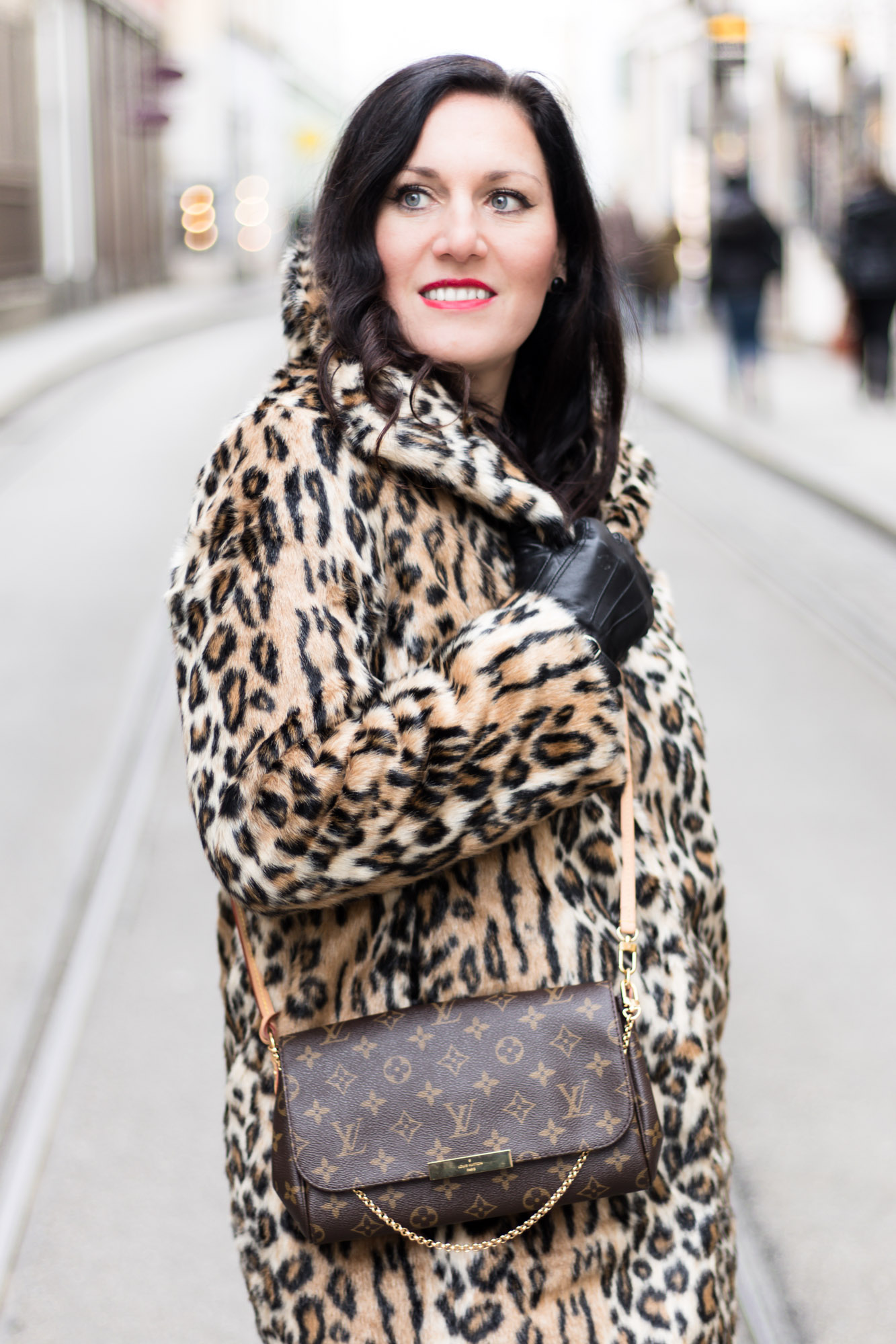 OUTFIT Fake Fur Mantel mit Leopardenmuster und schwarzer Skinny Jeans, Miss Classy, Grazer Fashion Blog, Lifestyle Blog, Bloggerin Graz, classy Fashion, Faux Fur Mantel, Leopardenprint, Fake Fur, Chihuahua, Hund, Lederhandschuhe, Favorite Clutch von Louis Vuitton, schwarze Bluse, Stiefeletten