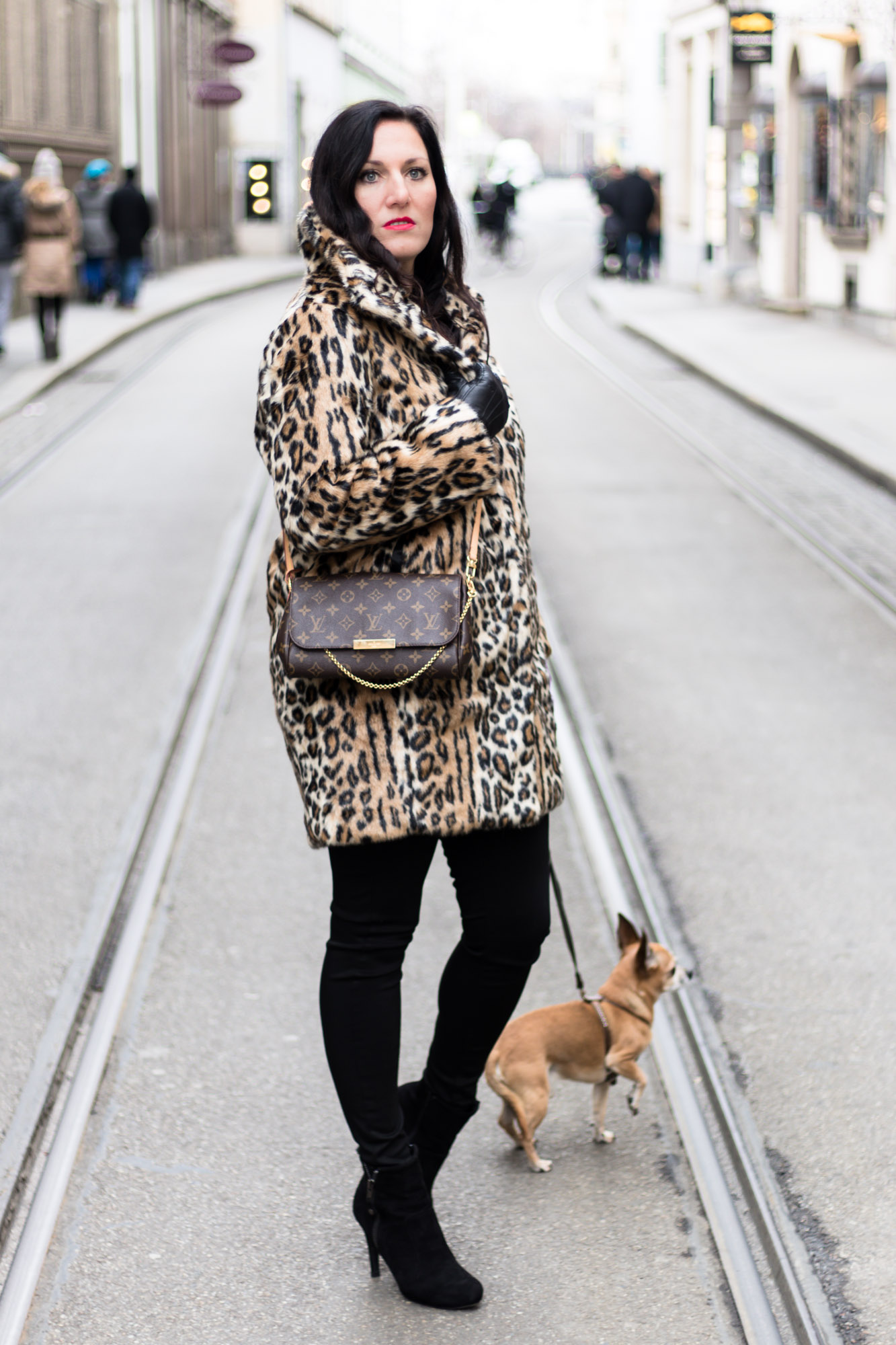 OUTFIT Fake Fur Mantel mit Leopardenmuster und schwarzer Skinny Jeans, Miss Classy, Grazer Fashion Blog, Lifestyle Blog, Bloggerin Graz, classy Fashion, Faux Fur Mantel, Leopardenprint, Fake Fur, Chihuahua, Hund, Lederhandschuhe, Favorite Clutch von Louis Vuitton, schwarze Bluse, Stiefeletten