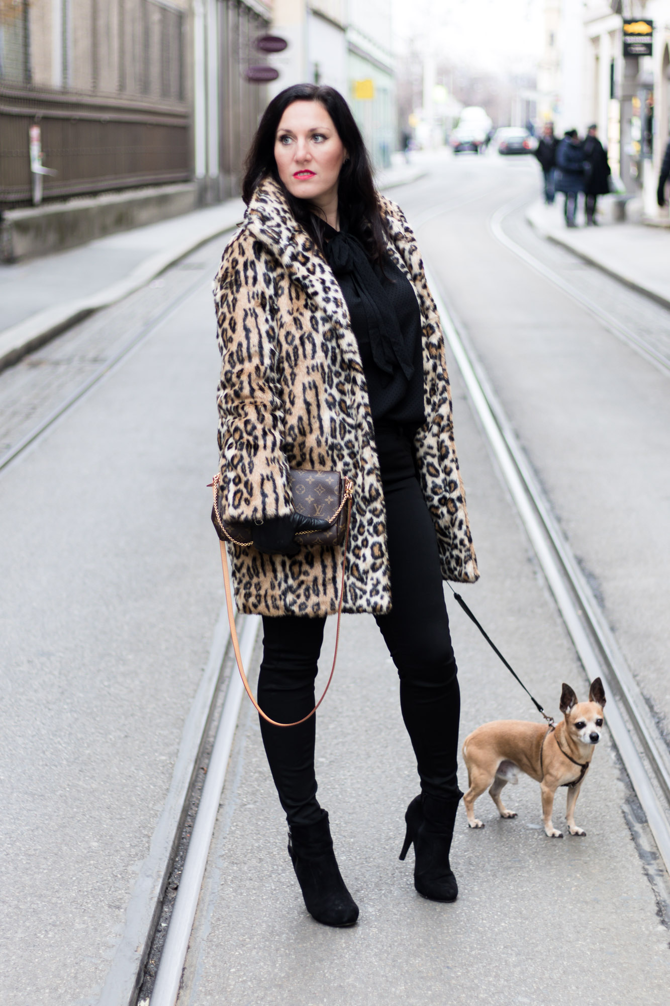 OUTFIT Fake Fur Mantel mit Leopardenmuster und schwarzer Skinny Jeans, Miss Classy, Grazer Fashion Blog, Lifestyle Blog, Bloggerin Graz, classy Fashion, Faux Fur Mantel, Leopardenprint, Fake Fur, Chihuahua, Hund, Lederhandschuhe, Favorite Clutch von Louis Vuitton, schwarze Bluse, Stiefeletten