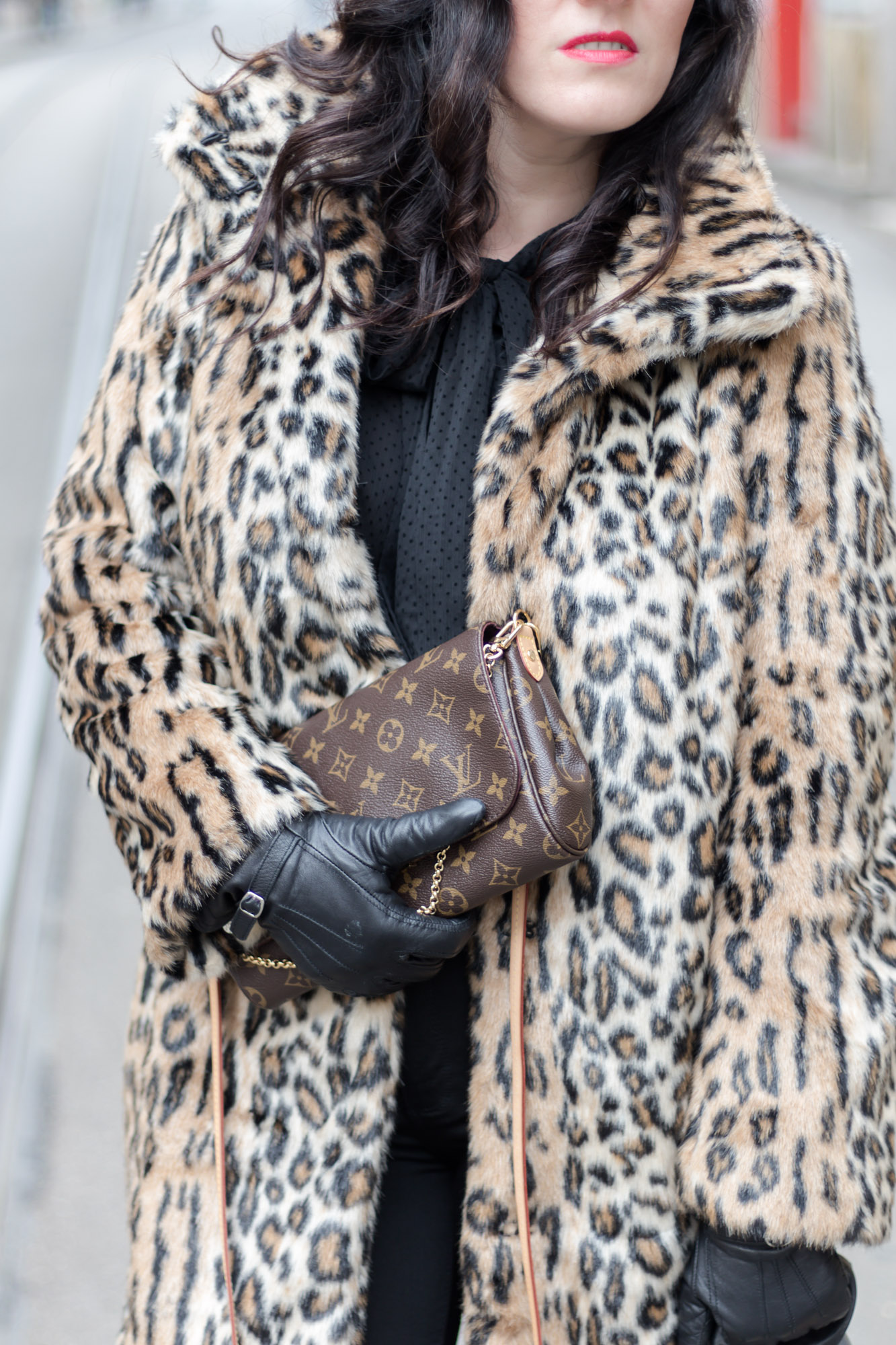 OUTFIT Fake Fur Mantel mit Leopardenmuster und schwarzer Skinny Jeans, Miss Classy, Grazer Fashion Blog, Lifestyle Blog, Bloggerin Graz, classy Fashion, Faux Fur Mantel, Leopardenprint, Fake Fur, Chihuahua, Hund, Lederhandschuhe, Favorite Clutch von Louis Vuitton, schwarze Bluse, Stiefeletten