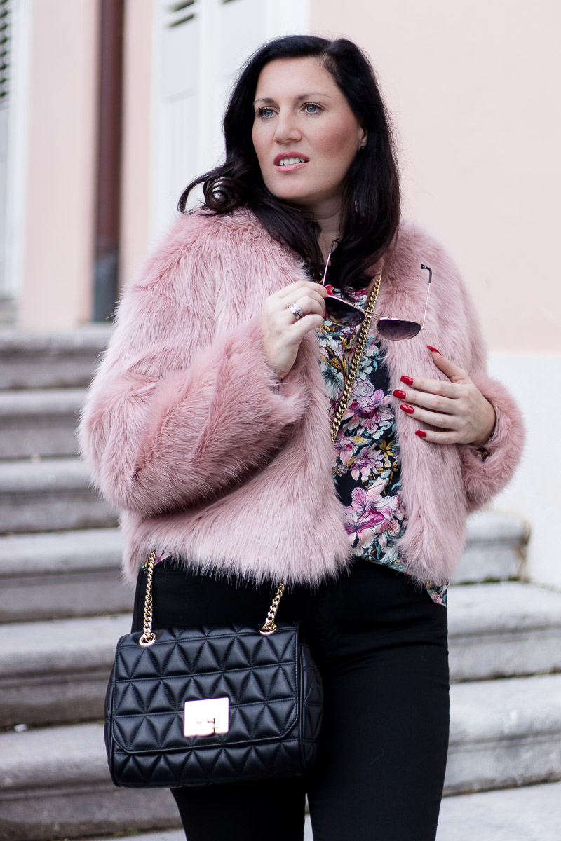 Rosa Fake Fur Jacke zu schwarzer skinny Jeans und Baker Boy Mütze, Fashion Blog, Mode Blog, Bloggerin Graz, Grazer Fashion Blog, classy Fashion, Miss Classy, rosa Fake Fur Jacke, Faux Fur Jacke, H&M, schwarze Skinny Jeans von Vero Moda, Blumebluse von H&M, Handtasche von Michael Kors, Armbanduhr Parker Rosé Watch von Michael Kors, Chrysalis, Stiefeletten, Opatija, Villa Angelina