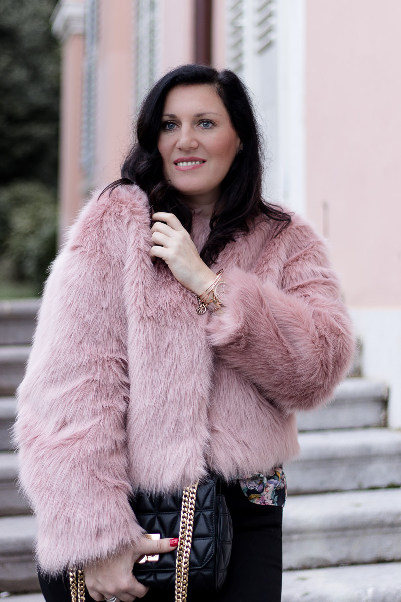 Rosa Fake Fur Jacke zu schwarzer skinny Jeans und Baker Boy Mütze, Fashion Blog, Mode Blog, Bloggerin Graz, Grazer Fashion Blog, classy Fashion, Miss Classy, rosa Fake Fur Jacke, Faux Fur Jacke, H&M, schwarze Skinny Jeans von Vero Moda, Blumebluse von H&M, Handtasche von Michael Kors, Armbanduhr Parker Rosé Watch von Michael Kors, Chrysalis, Stiefeletten, Opatija, Villa Angelina