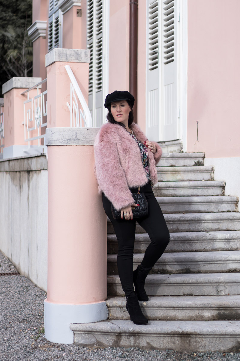 Rosa Fake Fur Jacke zu schwarzer skinny Jeans und Baker Boy Mütze, Fashion Blog, Mode Blog, Bloggerin Graz, Grazer Fashion Blog, classy Fashion, Miss Classy, rosa Fake Fur Jacke, Faux Fur Jacke, H&M, schwarze Skinny Jeans von Vero Moda, Blumebluse von H&M, Handtasche von Michael Kors, Armbanduhr Parker Rosé Watch von Michael Kors, Chrysalis, Stiefeletten, Opatija, Villa Angelina