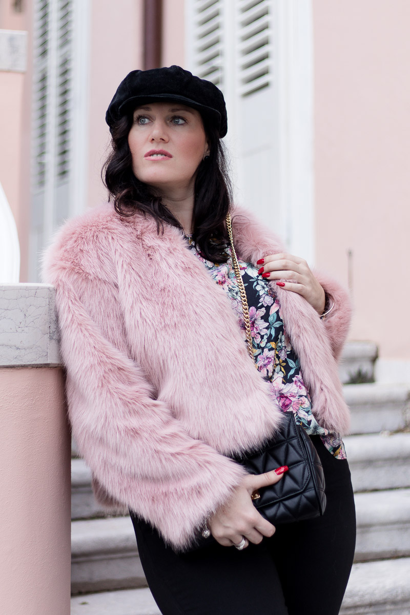 Rosa Fake Fur Jacke zu schwarzer skinny Jeans und Baker Boy Mütze, Fashion Blog, Mode Blog, Bloggerin Graz, Grazer Fashion Blog, classy Fashion, Miss Classy, rosa Fake Fur Jacke, Faux Fur Jacke, H&M, schwarze Skinny Jeans von Vero Moda, Blumebluse von H&M, Handtasche von Michael Kors, Armbanduhr Parker Rosé Watch von Michael Kors, Chrysalis, Stiefeletten, Opatija, Villa Angelina