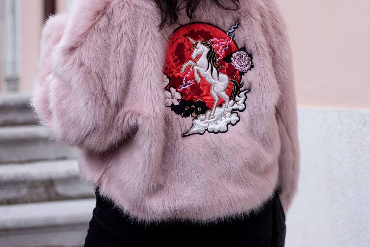 Rosa Fake Fur Jacke zu schwarzer skinny Jeans und Baker Boy Mütze, Fashion Blog, Mode Blog, Bloggerin Graz, Grazer Fashion Blog, classy Fashion, Miss Classy, rosa Fake Fur Jacke, Faux Fur Jacke, H&M, schwarze Skinny Jeans von Vero Moda, Blumebluse von H&M, Handtasche von Michael Kors, Armbanduhr Parker Rosé Watch von Michael Kors, Chrysalis, Stiefeletten, Opatija, Villa Angelina