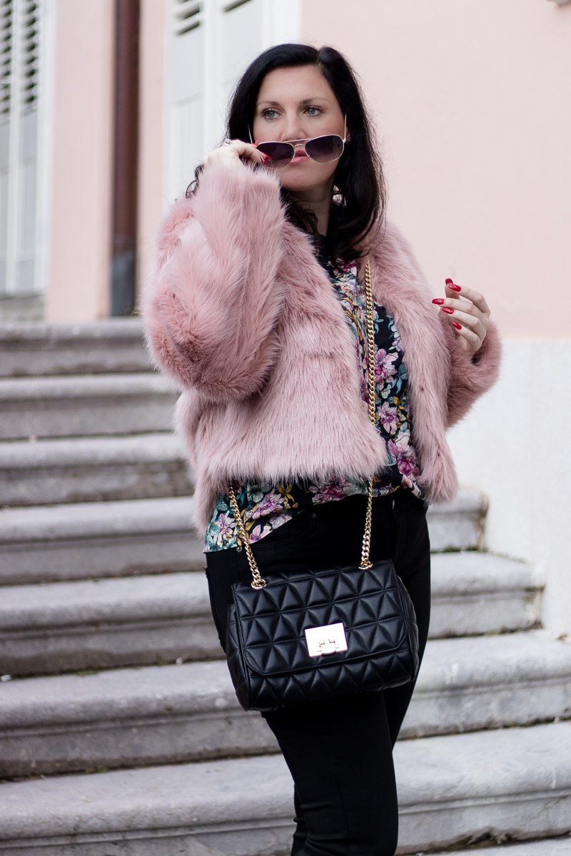 Rosa Fake Fur Jacke zu schwarzer skinny Jeans und Baker Boy Mütze, Fashion Blog, Mode Blog, Bloggerin Graz, Grazer Fashion Blog, classy Fashion, Miss Classy, rosa Fake Fur Jacke, Faux Fur Jacke, H&M, schwarze Skinny Jeans von Vero Moda, Blumebluse von H&M, Handtasche von Michael Kors, Armbanduhr Parker Rosé Watch von Michael Kors, Chrysalis, Stiefeletten, Opatija, Villa Angelina