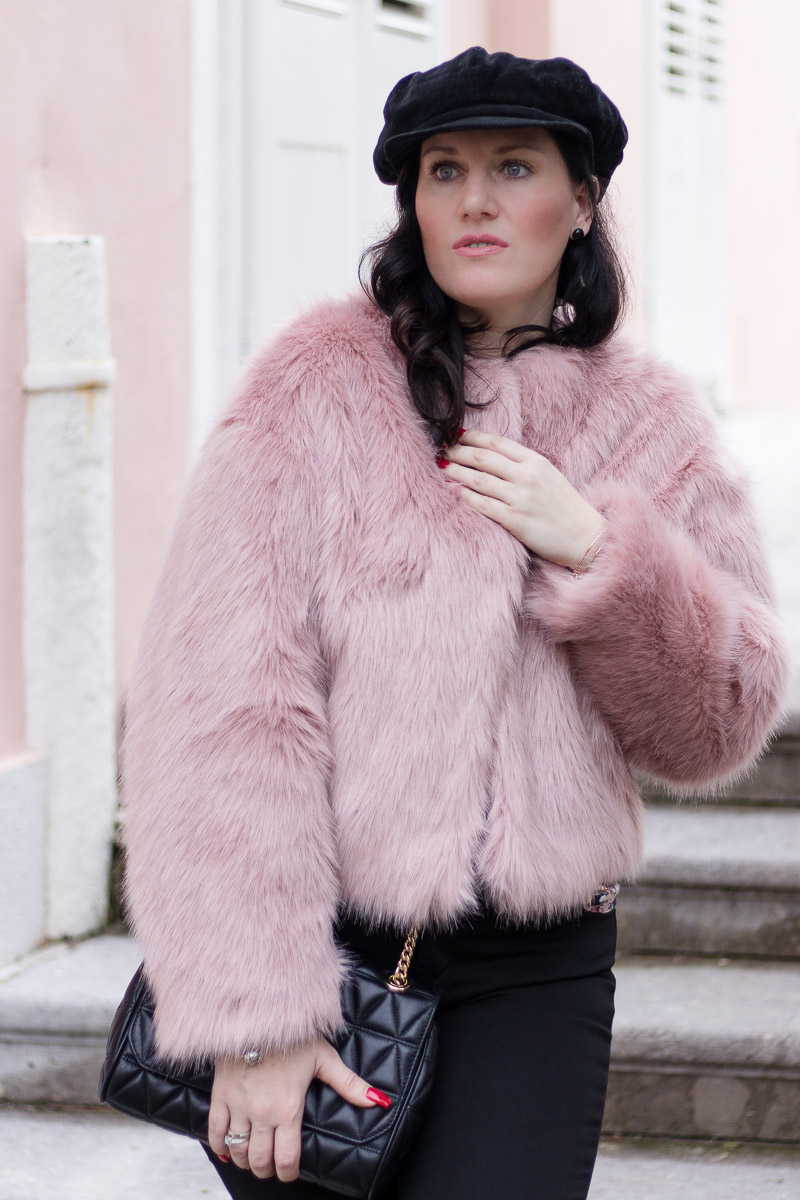 Rosa Fake Fur Jacke zu schwarzer skinny Jeans und Baker Boy Mütze, Fashion Blog, Mode Blog, Bloggerin Graz, Grazer Fashion Blog, classy Fashion, Miss Classy, rosa Fake Fur Jacke, Faux Fur Jacke, H&M, schwarze Skinny Jeans von Vero Moda, Blumebluse von H&M, Handtasche von Michael Kors, Armbanduhr Parker Rosé Watch von Michael Kors, Chrysalis, Stiefeletten, Opatija, Villa Angelina