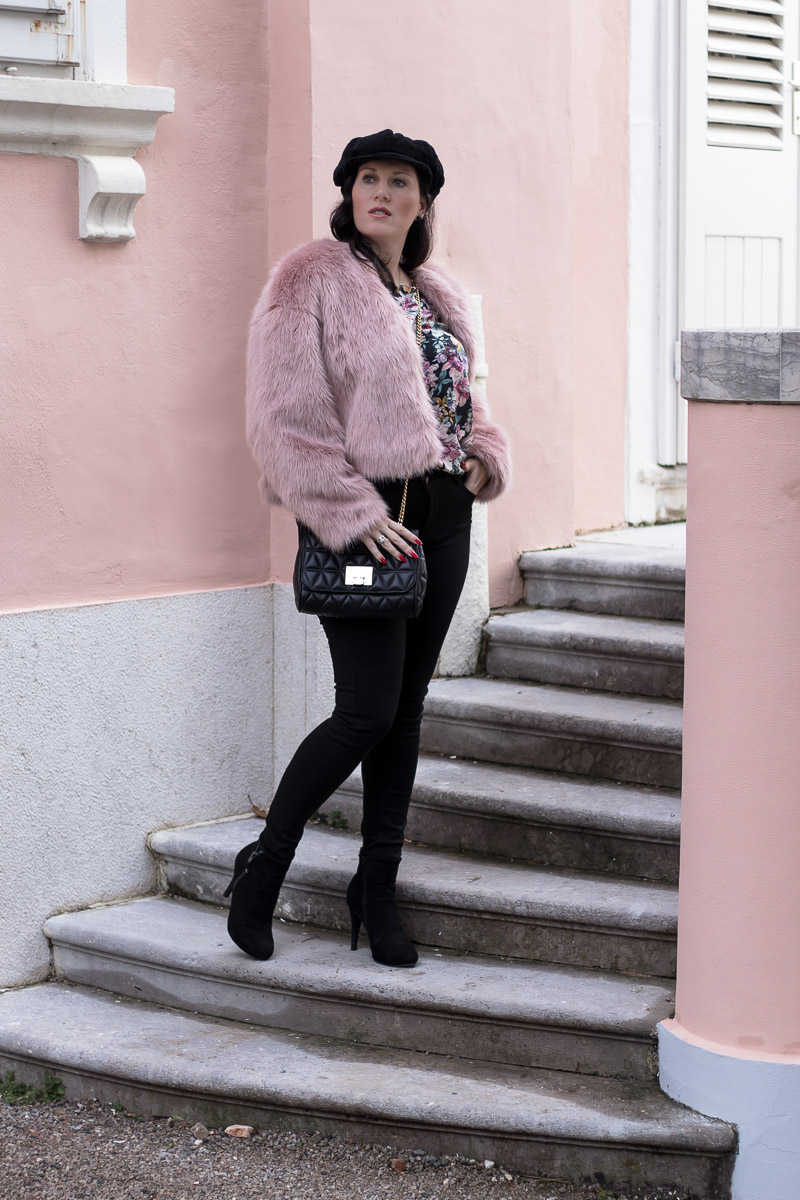 Rosa Fake Fur Jacke zu schwarzer skinny Jeans und Baker Boy Mütze, Fashion Blog, Mode Blog, Bloggerin Graz, Grazer Fashion Blog, classy Fashion, Miss Classy, rosa Fake Fur Jacke, Faux Fur Jacke, H&M, schwarze Skinny Jeans von Vero Moda, Blumebluse von H&M, Handtasche von Michael Kors, Armbanduhr Parker Rosé Watch von Michael Kors, Chrysalis, Stiefeletten, Opatija, Villa Angelina