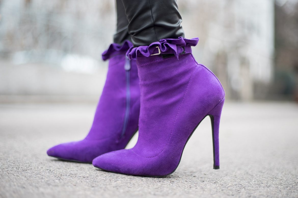 Ultra Violet - die Trendfarbe 2018 - 4Stylez4U, Fashion Blog, Mode Blog, Bloggerin Graz, Grazer Fashion Blog, classy Fashion, Miss Classy, Lederleggings, Ultra Violet Stiefeletten, Pantone Trendfarbe 2018, Layering, grauer Wollpullover, schwarze Strickcardigan, Handtasche von SassyClassy