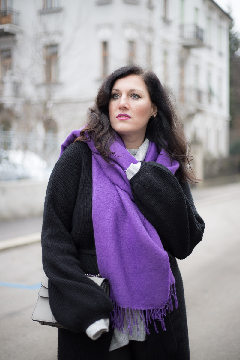 Ultra Violet - die Trendfarbe 2018 - 4Stylez4U, Fashion Blog, Mode Blog, Bloggerin Graz, Grazer Fashion Blog, classy Fashion, Miss Classy, Lederleggings, Ultra Violet Stiefeletten, Pantone Trendfarbe 2018, Layering, grauer Wollpullover, schwarze Strickcardigan, Handtasche von SassyClassy