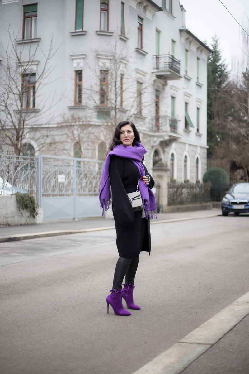 Ultra Violet - die Trendfarbe 2018 - 4Stylez4U, Fashion Blog, Mode Blog, Bloggerin Graz, Grazer Fashion Blog, classy Fashion, Miss Classy, Lederleggings, Ultra Violet Stiefeletten, Pantone Trendfarbe 2018, Layering, grauer Wollpullover, schwarze Strickcardigan, Handtasche von SassyClassy