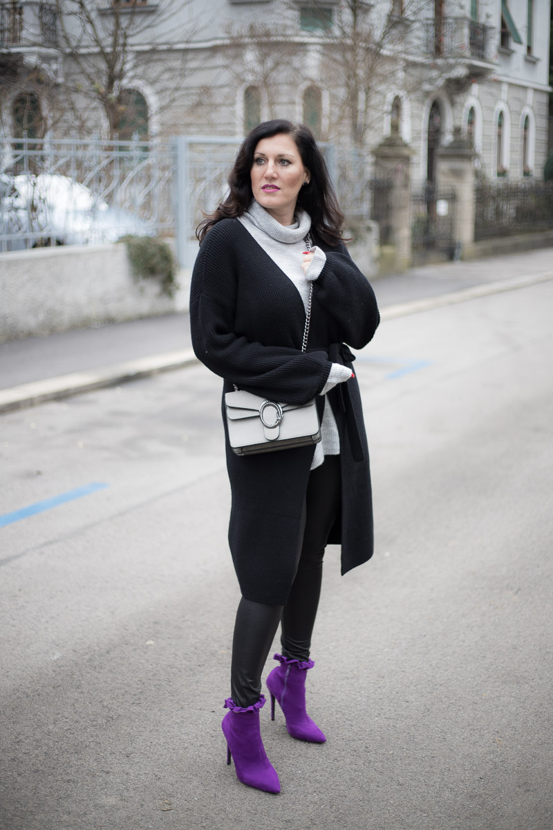 Ultra Violet - die Trendfarbe 2018 - 4Stylez4U, Fashion Blog, Mode Blog, Bloggerin Graz, Grazer Fashion Blog, classy Fashion, Miss Classy, Lederleggings, Ultra Violet Stiefeletten, Pantone Trendfarbe 2018, Layering, grauer Wollpullover, schwarze Strickcardigan, Handtasche von SassyClassy