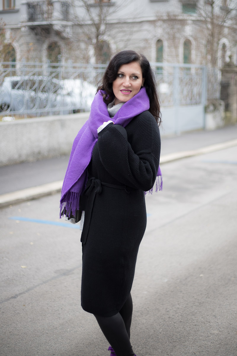 Ultra Violet - die Trendfarbe 2018 - 4Stylez4U, Fashion Blog, Mode Blog, Bloggerin Graz, Grazer Fashion Blog, classy Fashion, Miss Classy, Lederleggings, Ultra Violet Stiefeletten, Pantone Trendfarbe 2018, Layering, grauer Wollpullover, schwarze Strickcardigan, Handtasche von SassyClassy