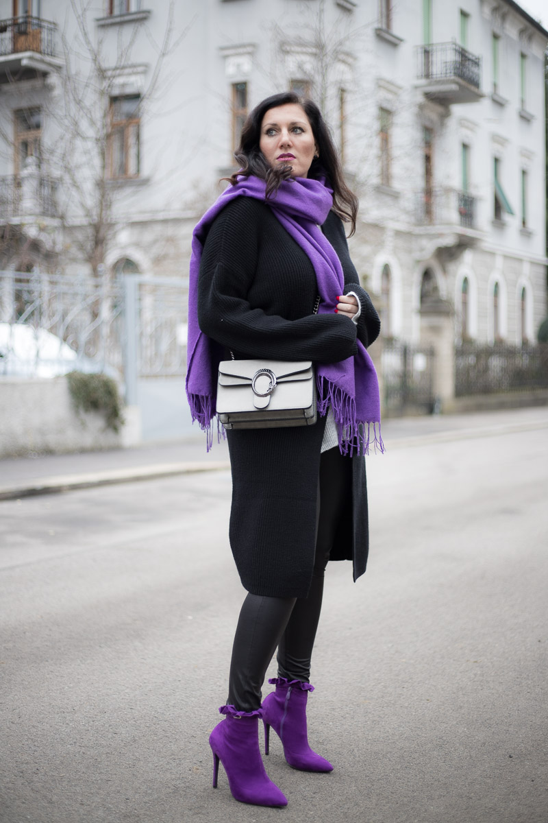 Ultra Violet - die Trendfarbe 2018 - 4Stylez4U, Fashion Blog, Mode Blog, Bloggerin Graz, Grazer Fashion Blog, classy Fashion, Miss Classy, Lederleggings, Ultra Violet Stiefeletten, Pantone Trendfarbe 2018, Layering, grauer Wollpullover, schwarze Strickcardigan, Handtasche von SassyClassy