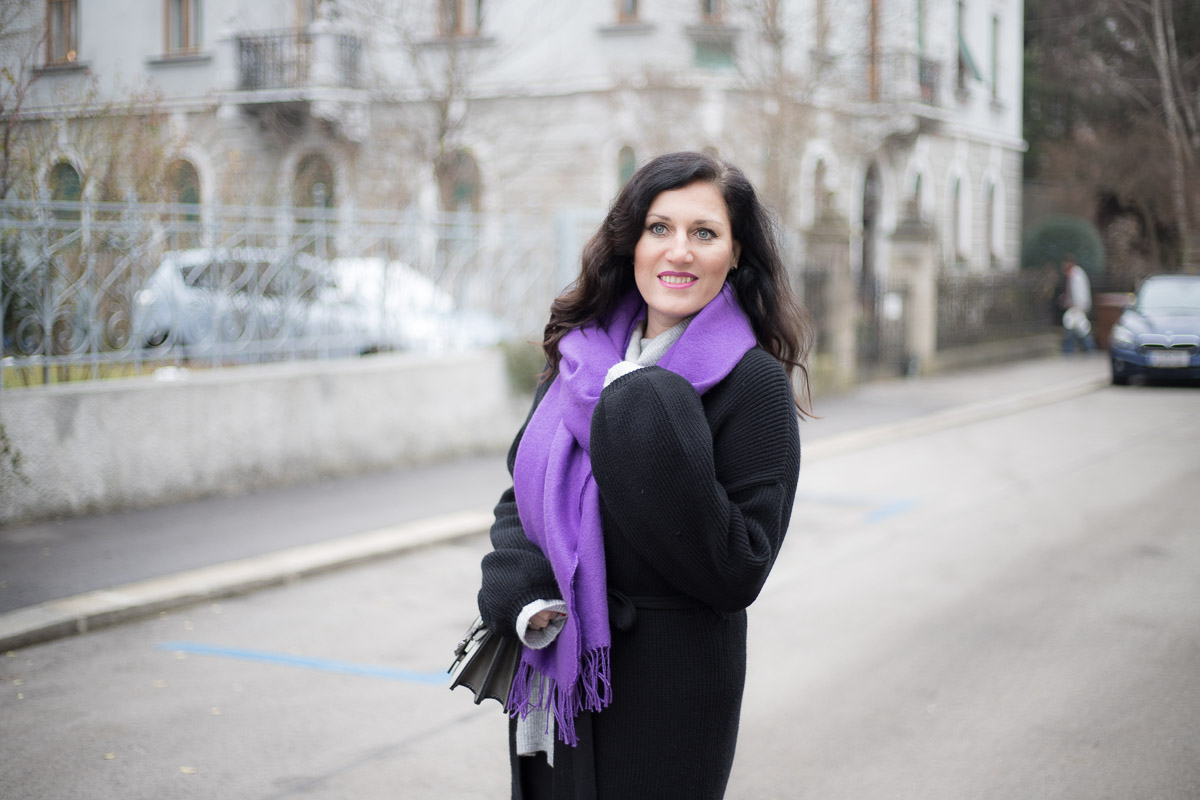 Ultra Violet - die Trendfarbe 2018 - 4Stylez4U, Fashion Blog, Mode Blog, Bloggerin Graz, Grazer Fashion Blog, classy Fashion, Miss Classy, Lederleggings, Ultra Violet Stiefeletten, Pantone Trendfarbe 2018, Layering, grauer Wollpullover, schwarze Strickcardigan, Handtasche von SassyClassy