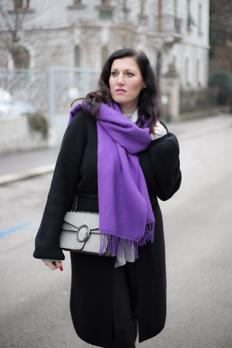 Ultra Violet - die Trendfarbe 2018 - 4Stylez4U, Fashion Blog, Mode Blog, Bloggerin Graz, Grazer Fashion Blog, classy Fashion, Miss Classy, Lederleggings, Ultra Violet Stiefeletten, Pantone Trendfarbe 2018, Layering, grauer Wollpullover, schwarze Strickcardigan, Handtasche von SassyClassy