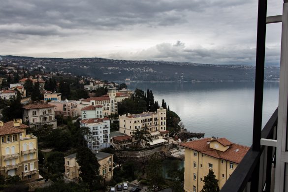 Winterurlaub im Kurort Opatija - ein Kurztrip in die kroatische Küstenstadt, Reise Blog, Reise Blogger, Miss Classy, Wanderlust, Wayfarer, Reisebericht, Kroatien, Reise im Winter, Urlaub im Winter, Opatija, Kvarner Bucht, Meer, Uferpromenade Lungomare, ältester Fremdverkerkehrsort in Kroatien, Habsburger, österreichische Riviera, Remisens Premium Hotel Ambasador, Aussicht Balkon 10. Stock