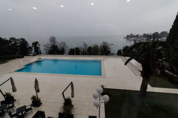 Winterurlaub im Kurort Opatija - ein Kurztrip in die kroatische Küstenstadt, Reise Blog, Reise Blogger, Miss Classy, Wanderlust, Wayfarer, Reisebericht, Kroatien, Reise im Winter, Urlaub im Winter, Opatija, Kvarner Bucht, Meer, Uferpromenade Lungomare, ältester Fremdverkerkehrsort in Kroatien, Habsburger, österreichische Riviera, Remisens Premium Hotel Ambasador, Swimming Pool, Terrasse