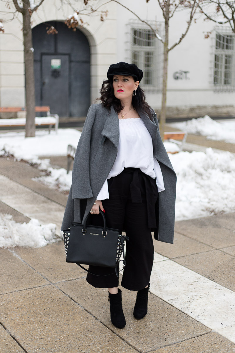 Culotte mit weißer Off-Shoulder Bluse und grauem Mantel, hochgeschnittene schwarze Culotte mit Bindegürtel, weiße Off-Shoulder Bluse, Baker Boy, Michael Kors Handtasche Selma Grommet, Fashion Blog, Mode Blog, Blogger Graz, Fashion Blog Graz, Miss Classy