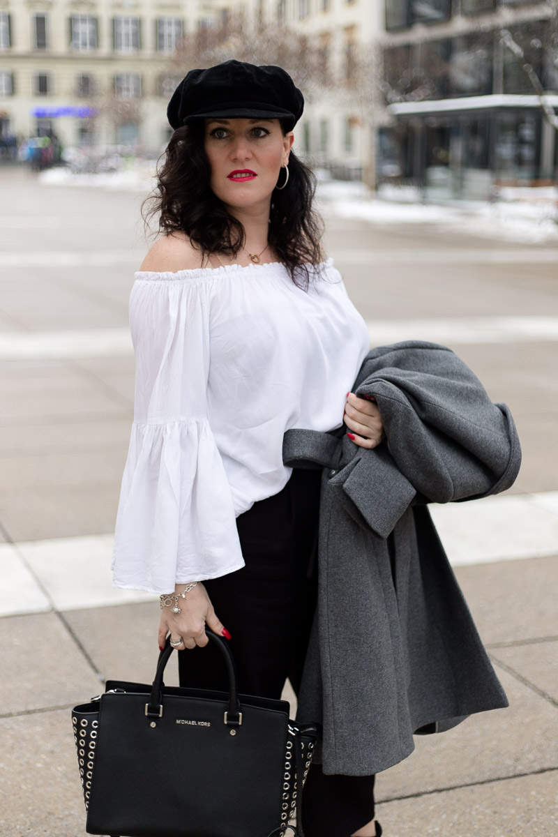 Culotte mit weißer Off-Shoulder Bluse und grauem Mantel, hochgeschnittene schwarze Culotte mit Bindegürtel, weiße Off-Shoulder Bluse, Baker Boy, Michael Kors Handtasche Selma Grommet, Fashion Blog, Mode Blog, Blogger Graz, Fashion Blog Graz, Miss Classy