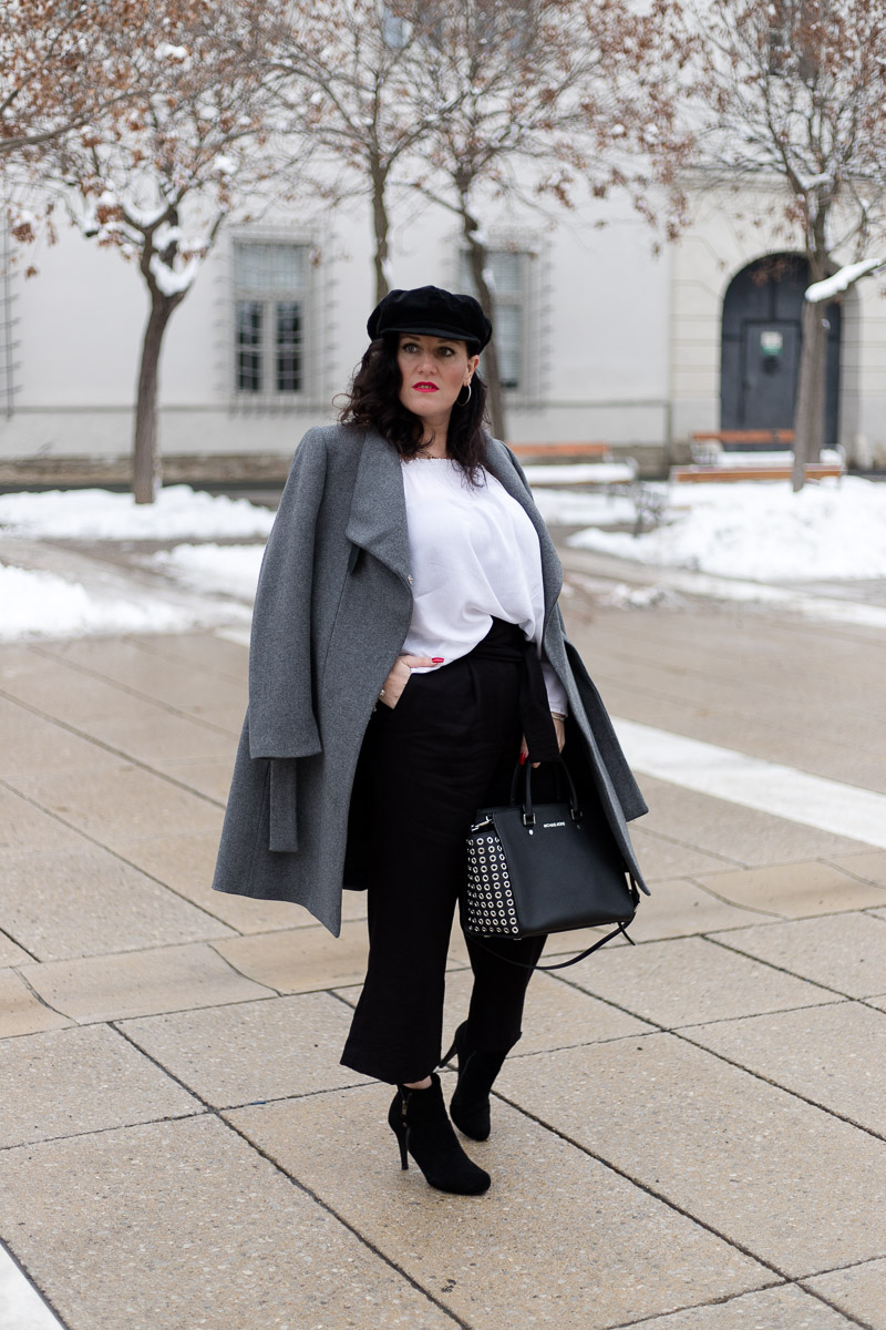 Culotte mit weißer Off-Shoulder Bluse und grauem Mantel, hochgeschnittene schwarze Culotte mit Bindegürtel, weiße Off-Shoulder Bluse, Baker Boy, Michael Kors Handtasche Selma Grommet, Fashion Blog, Mode Blog, Blogger Graz, Fashion Blog Graz, Miss Classy