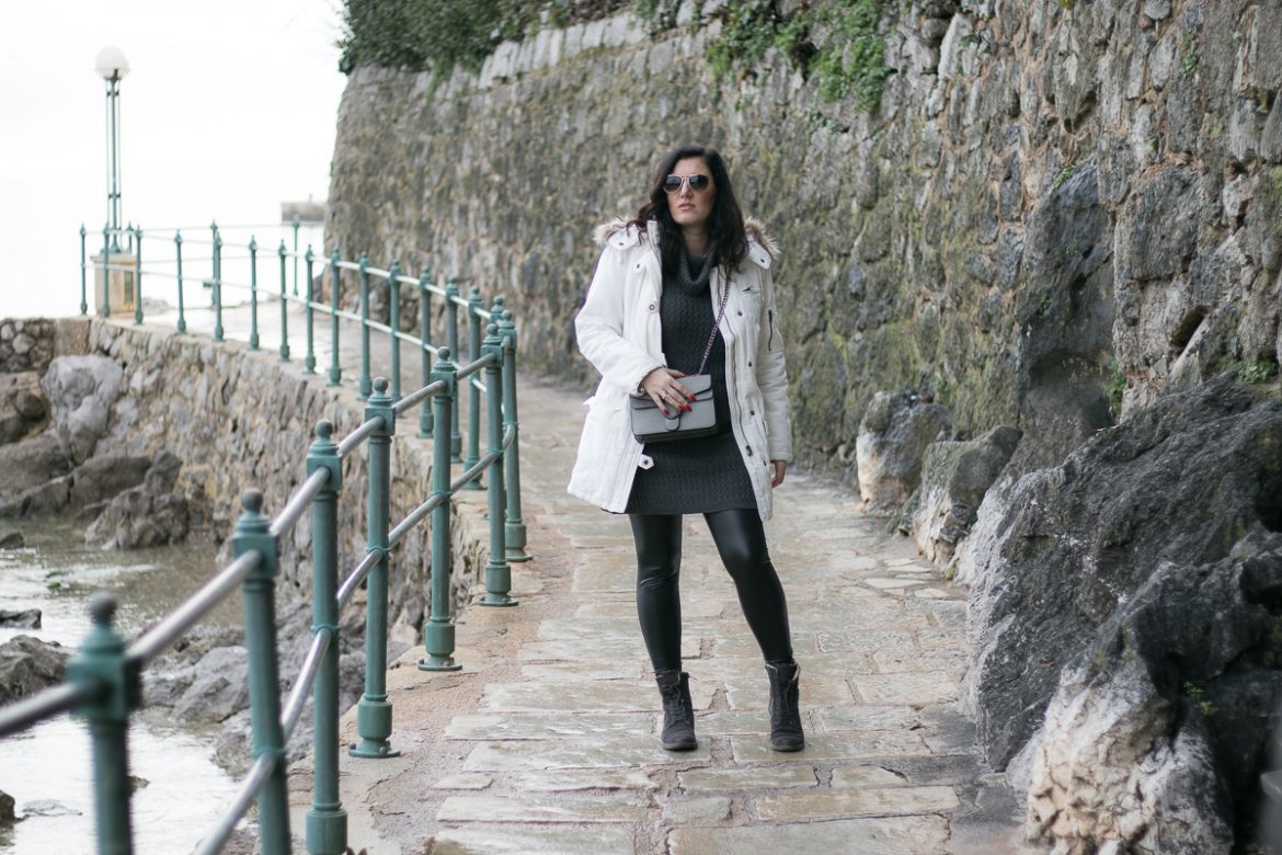Weißen Parka kombinieren - Mein Winter Outfit mit Lederleggings und Marc O'Polo Boots, Outfit weißer Parka, Lederleggings kombinieren, Lederleggings im Winter tragen, Fashion Blog, Mode Blog, Blogger Graz, Fashion Blog Graz, Miss Classy, Handtasche von SassyClassy