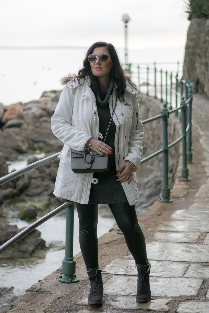 Weißen Parka kombinieren - Mein Winter Outfit mit Lederleggings und Marc O'Polo Boots, Outfit weißer Parka, Lederleggings kombinieren, Lederleggings im Winter tragen, Fashion Blog, Mode Blog, Blogger Graz, Fashion Blog Graz, Miss Classy, Handtasche von SassyClassy