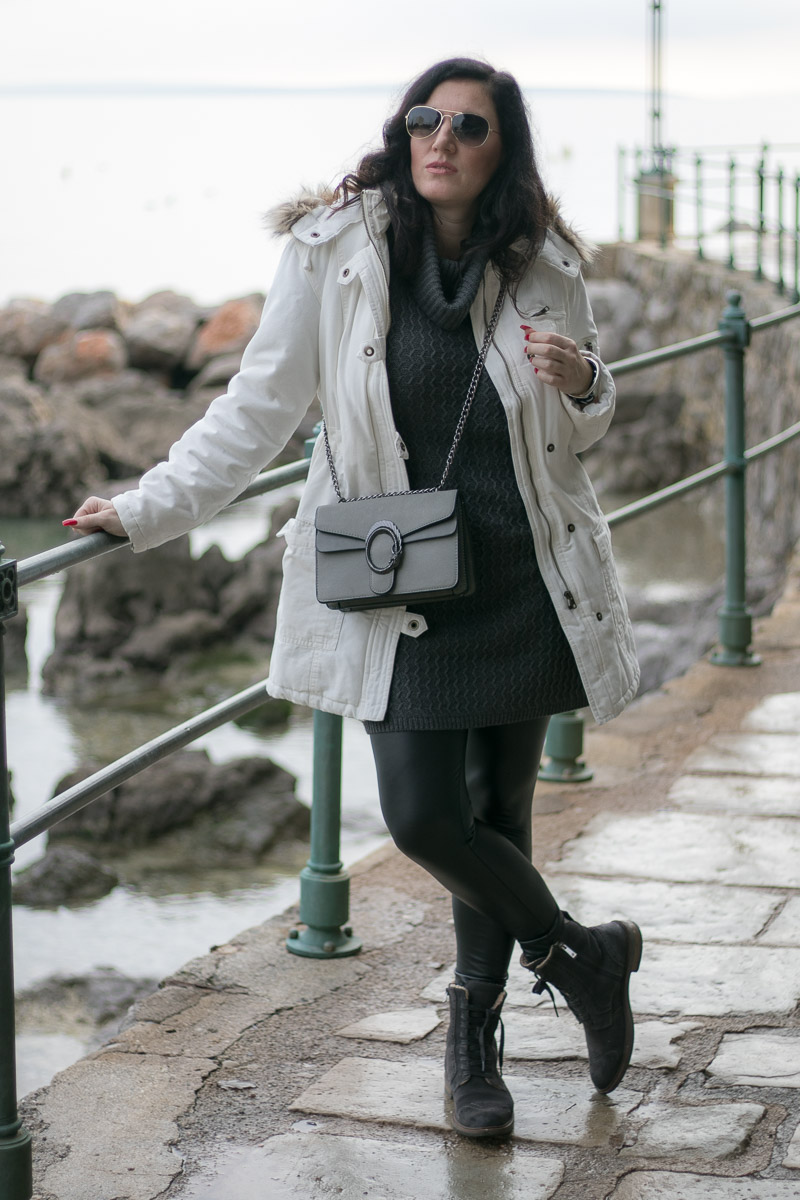 Weißen Parka kombinieren - Mein Winter Outfit mit Lederleggings und Marc O'Polo Boots, Outfit weißer Parka, Lederleggings kombinieren, Lederleggings im Winter tragen, Fashion Blog, Mode Blog, Blogger Graz, Fashion Blog Graz, Miss Classy, Handtasche von SassyClassy