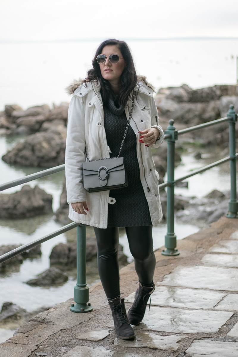 Weißen Parka kombinieren - Mein Winter Outfit mit Lederleggings und Marc O'Polo Boots, Outfit weißer Parka, Lederleggings kombinieren, Lederleggings im Winter tragen, Fashion Blog, Mode Blog, Blogger Graz, Fashion Blog Graz, Miss Classy, Handtasche von SassyClassy