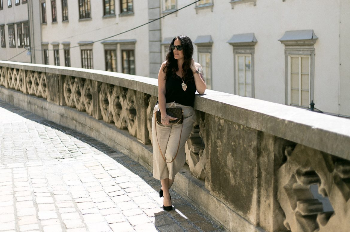 Spring Vibes mit Culotte aus glitzerndem Leinen-Mix und Halskette mit echter Chrysantheme, Esprit, Culotte, Leinenhose, Favorite von Louis Vuitton, Blumenkind, Blumenkind Schmuck, High Heels, Sonnenbrille von Burberry, Fashionblog, Modeblog, Blogger Graz, Fashion Blog Graz, Miss Classy