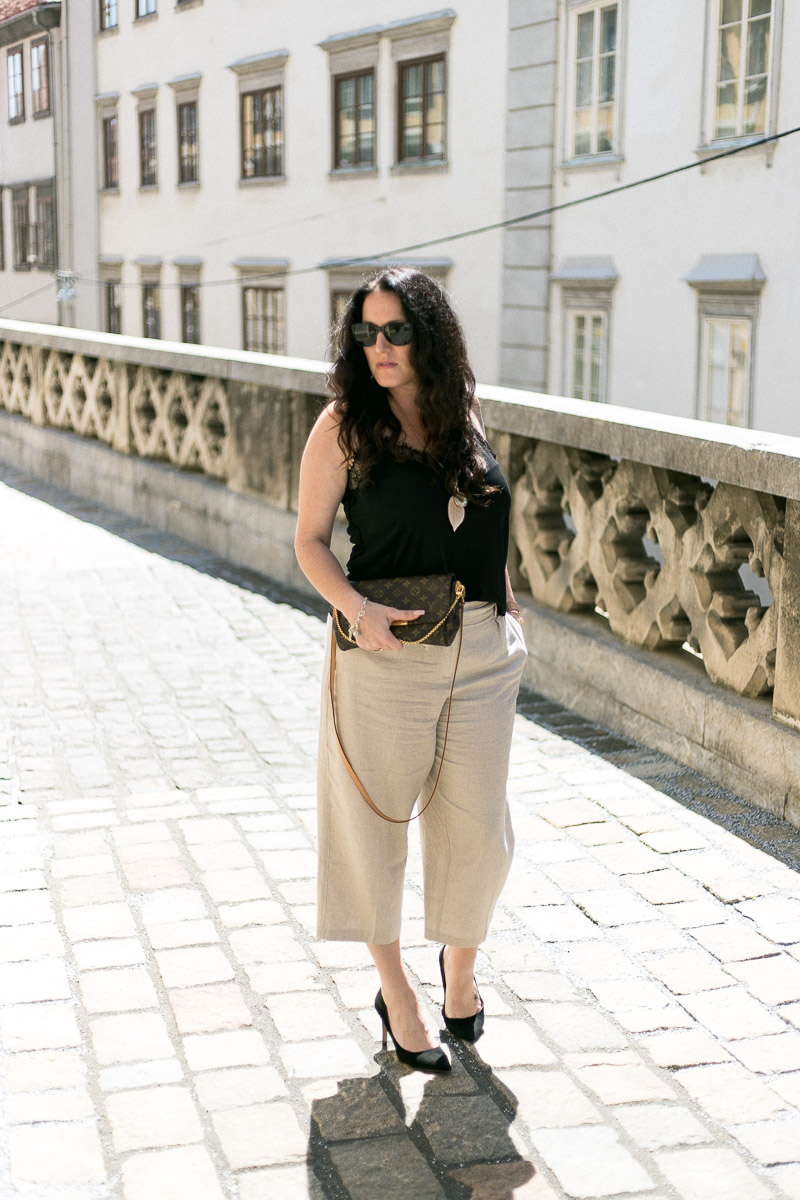 Spring Vibes mit Culotte aus glitzerndem Leinen-Mix und Halskette mit echter Chrysantheme, Esprit, Culotte, Leinenhose, Favorite von Louis Vuitton, Blumenkind, Blumenkind Schmuck, High Heels, Sonnenbrille von Burberry, Fashionblog, Modeblog, Blogger Graz, Fashion Blog Graz, Miss Classy