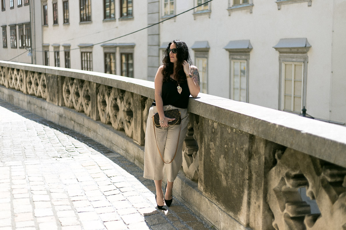 Spring Vibes mit Culotte aus glitzerndem Leinen-Mix und Halskette mit echter Chrysantheme, Esprit, Culotte, Leinenhose, Favorite von Louis Vuitton, Blumenkind, Blumenkind Schmuck, High Heels, Sonnenbrille von Burberry, Fashionblog, Modeblog, Blogger Graz, Fashion Blog Graz, Miss Classy