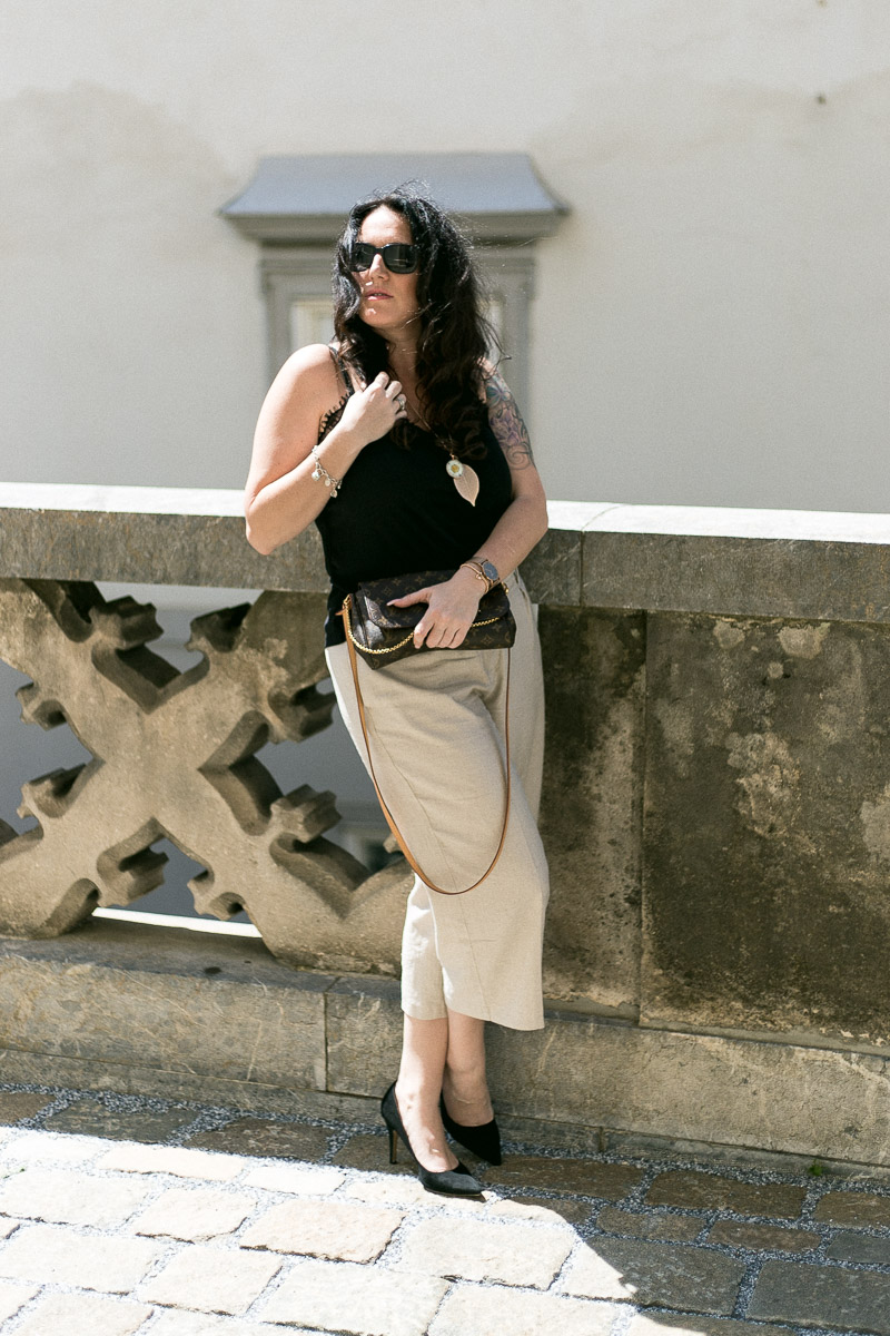 Spring Vibes mit Culotte aus glitzerndem Leinen-Mix und Halskette mit echter Chrysantheme, Esprit, Culotte, Leinenhose, Favorite von Louis Vuitton, Blumenkind, Blumenkind Schmuck, High Heels, Sonnenbrille von Burberry, Fashionblog, Modeblog, Blogger Graz, Fashion Blog Graz, Miss Classy