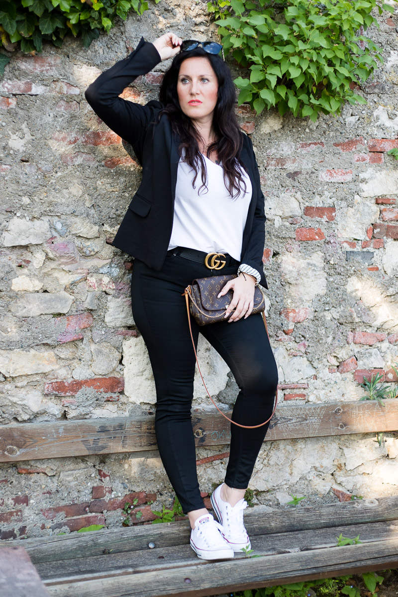 Outfit mit weißen Converse zu schwarzer Skinny Jeans und Gucci Gürtel, Converse, Chuck Taylor, Sneaker, Gucci, Louis Vuitton, Favorite von Louis Vuitton, Fashionblog, Modeblog, Blogger Graz, Fashion Blog Graz, Miss Classy