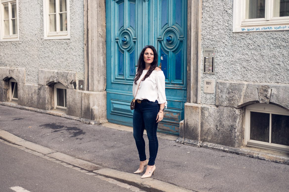 Outfit mit weißer Off-Shoulder Bluse und Gucci Gürtel mit Doppel G Schnalle, H&M, Gucci, Louis Vuitton, Vero Moda, Peter Kaiser, Favorite von Louis Vuitton, High Heels, Fashionblog, Modeblog, Blogger Graz, Fashion Blog Graz, Miss Classy