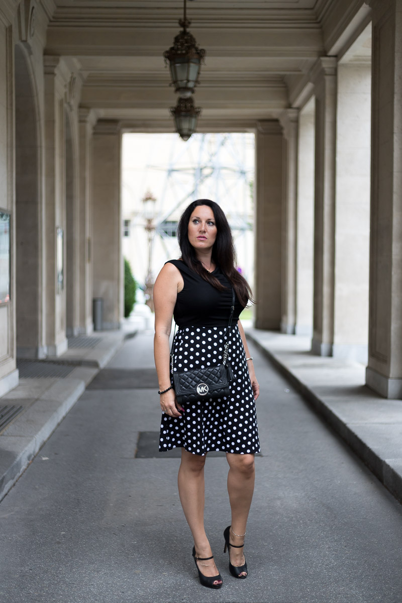 Sommerkleid mit Polka Dots, Sommertrend, Sommerkleid von Albamoda, Michael Kors, Clutch, Fashionblog, Modeblog, Blogger Graz, Fashion Blog Graz, Miss Classy