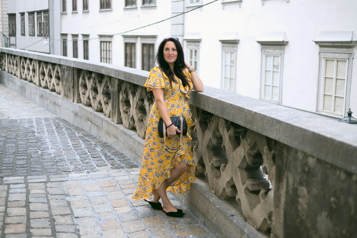 Sommer Outfit mit meinem gelben Wickelkleid mit Rüschen, Kleid von Vero Moda, Michael Kors Handtasche, Mules von H&M, Fashionblog, Modeblog, Blogger Graz, Fashion Blog Graz, Miss Classy