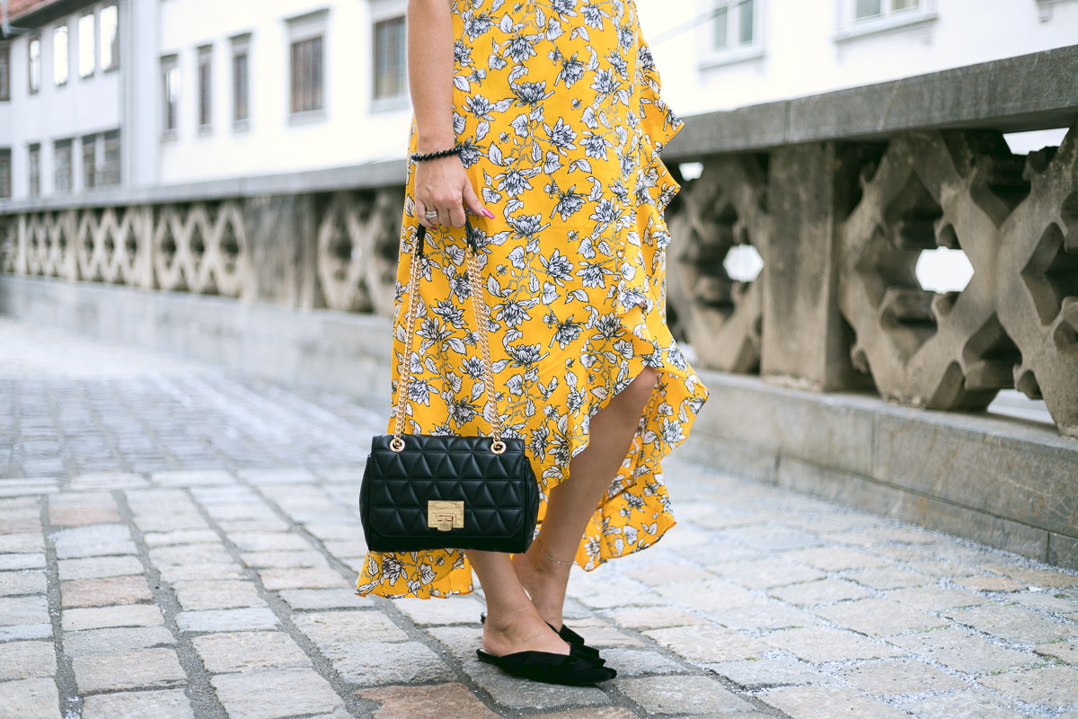 Sommer Outfit mit meinem gelben Wickelkleid mit Rüschen, Kleid von Vero Moda, Michael Kors Handtasche, Mules von H&M, Fashionblog, Modeblog, Blogger Graz, Fashion Blog Graz, Miss Classy