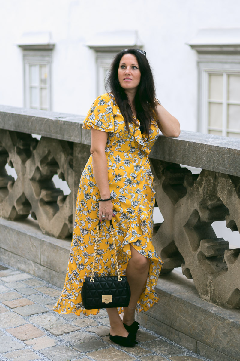 Sommer Outfit mit meinem gelben Wickelkleid mit Rüschen, Kleid von Vero Moda, Michael Kors Handtasche, Mules von H&M, Fashionblog, Modeblog, Blogger Graz, Fashion Blog Graz, Miss Classy