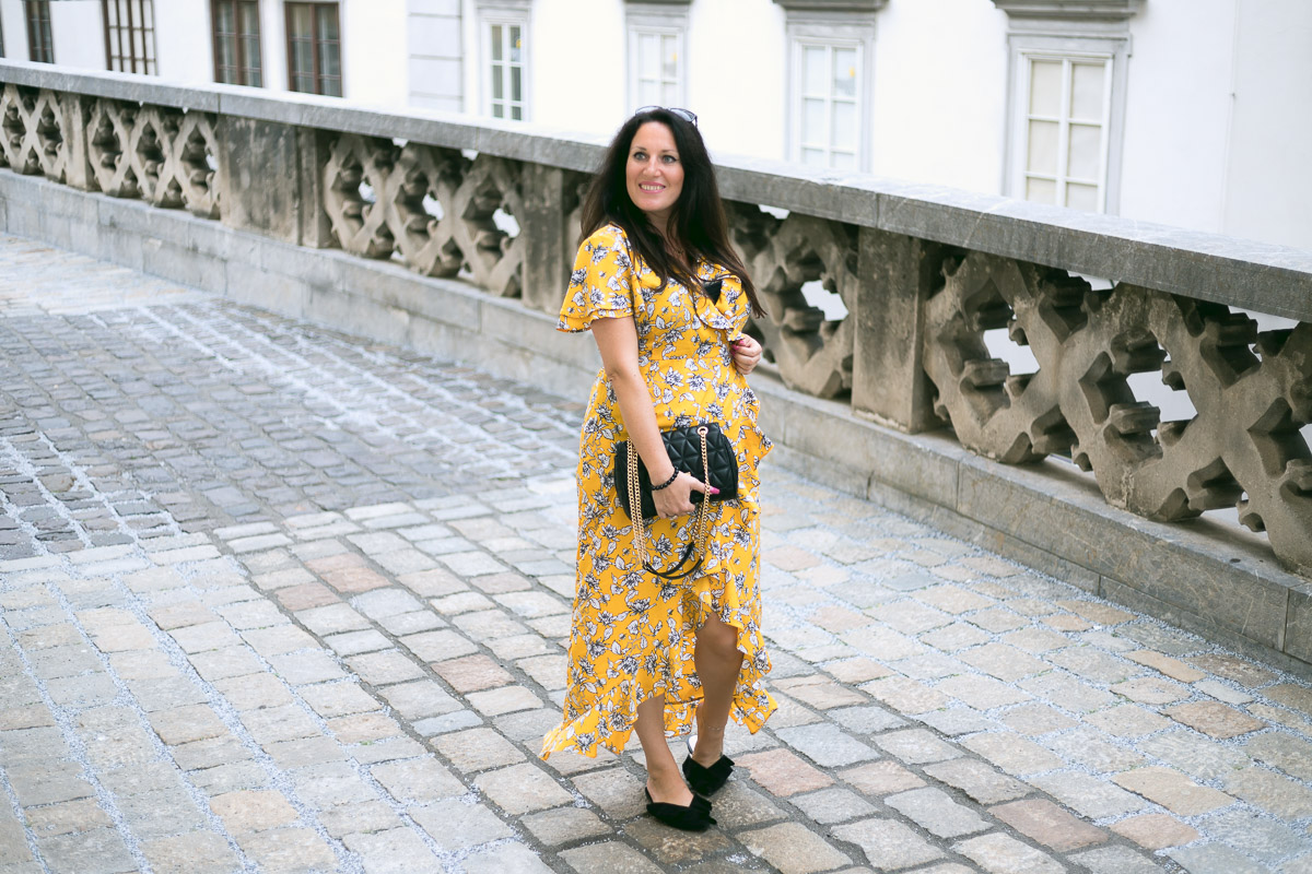 Sommer Outfit mit meinem gelben Wickelkleid mit Rüschen, Kleid von Vero Moda, Michael Kors Handtasche, Mules von H&M, Fashionblog, Modeblog, Blogger Graz, Fashion Blog Graz, Miss Classy