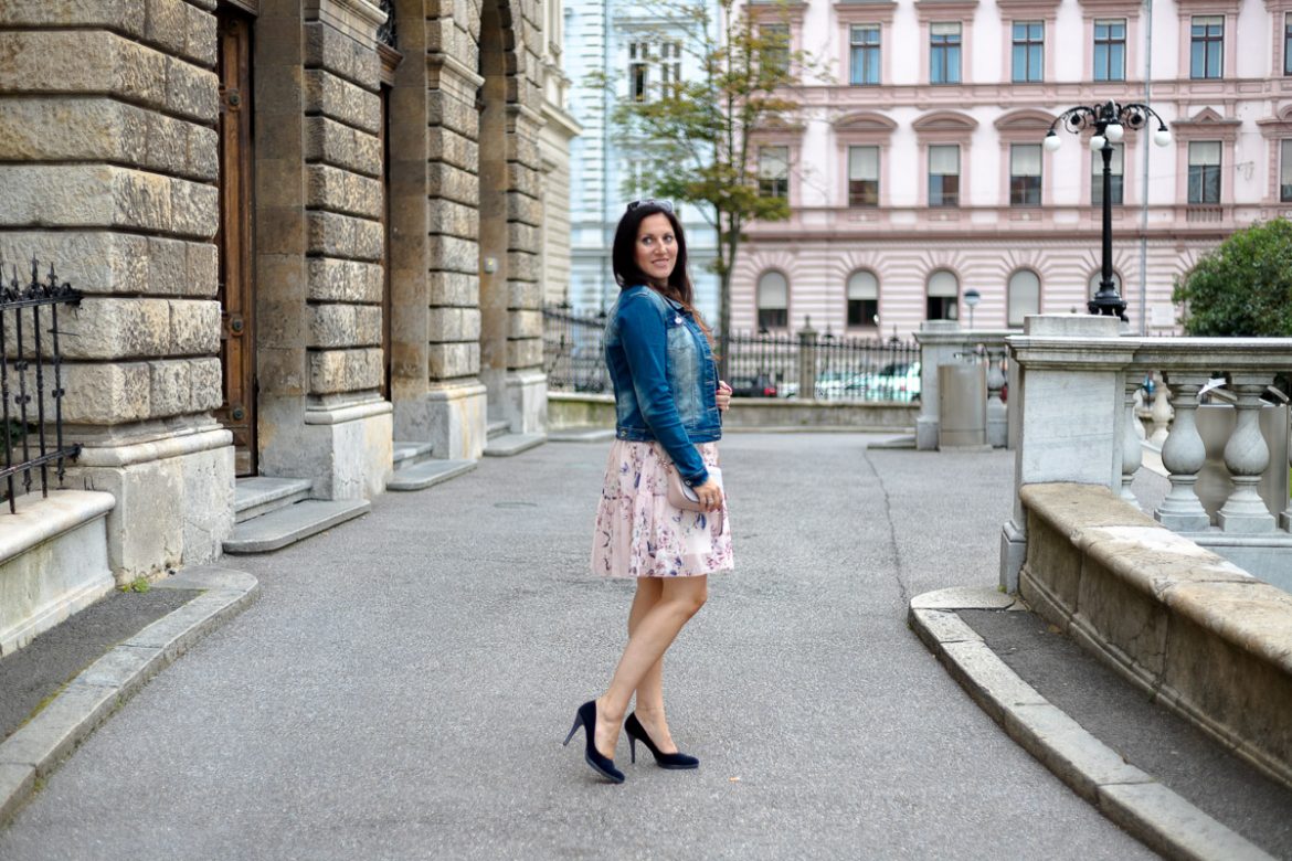 Zartes rosa Sommerkleid mit Jeansjacke und High Heels, Kleid von Albamoda, Marina Hoermanseder Handtasche, High Heels von Peter Kaiser, Jeansjacke, Fashionblog, Modeblog, Blogger Graz, Fashion Blog Graz, Miss Classy