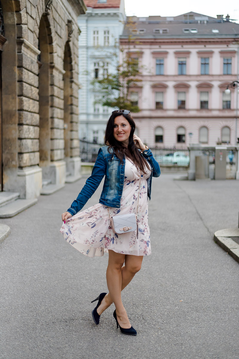 Zartes rosa Sommerkleid mit Jeansjacke und High Heels, Kleid von Albamoda, Marina Hoermanseder Handtasche, High Heels von Peter Kaiser, Jeansjacke, Fashionblog, Modeblog, Blogger Graz, Fashion Blog Graz, Miss Classy