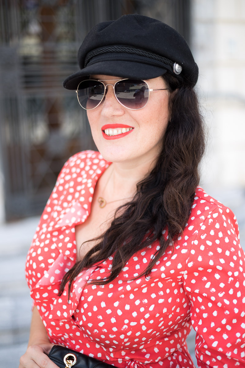 Rotes Wickelkleid mit Polka Dots, Kleid von Vero Moda, Michael Kors Handtasche, Mules von H&M, Baker Boy Hat, Fashionblog, Modeblog, Blog Graz, Fashion Blog Graz, Miss Classy