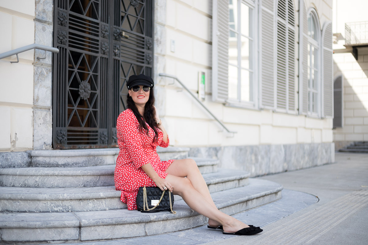 Rotes Wickelkleid mit Polka Dots, Kleid von Vero Moda, Michael Kors Handtasche, Mules von H&M, Baker Boy Hat, Fashionblog, Modeblog, Blog Graz, Fashion Blog Graz, Miss Classy