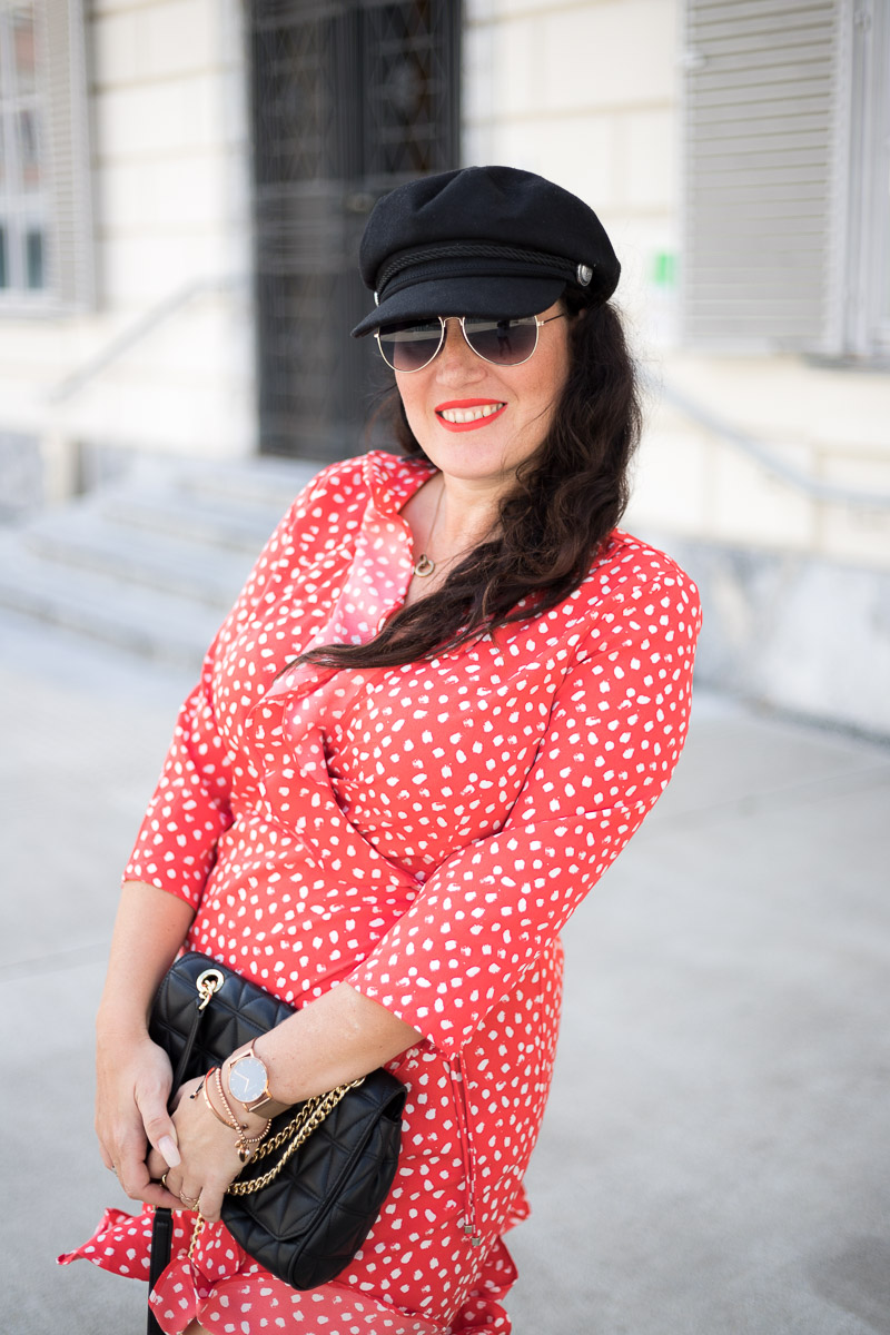 Rotes Wickelkleid mit Polka Dots, Kleid von Vero Moda, Michael Kors Handtasche, Mules von H&M, Baker Boy Hat, Fashionblog, Modeblog, Blog Graz, Fashion Blog Graz, Miss Classy