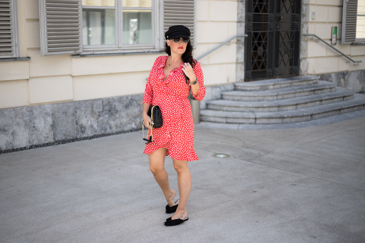 Rotes Wickelkleid mit Polka Dots, Kleid von Vero Moda, Michael Kors Handtasche, Mules von H&M, Baker Boy Hat, Fashionblog, Modeblog, Blog Graz, Fashion Blog Graz, Miss Classy