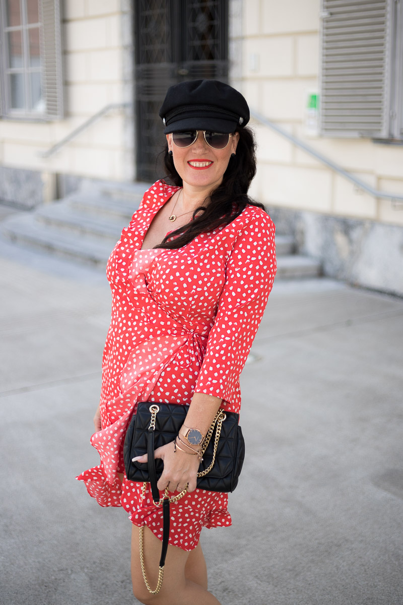 Rotes Wickelkleid mit Polka Dots, Kleid von Vero Moda, Michael Kors Handtasche, Mules von H&M, Baker Boy Hat, Fashionblog, Modeblog, Blog Graz, Fashion Blog Graz, Miss Classy