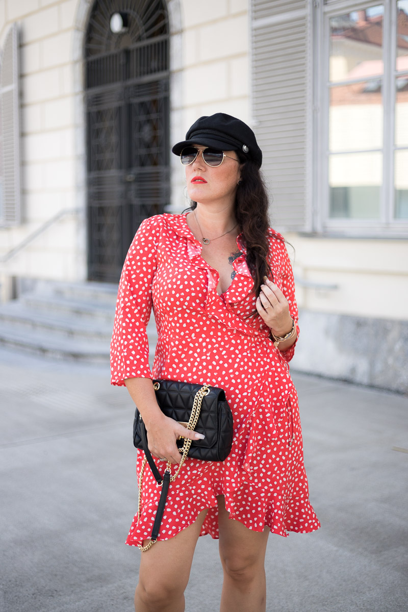 Rotes Wickelkleid mit Polka Dots, Kleid von Vero Moda, Michael Kors Handtasche, Mules von H&M, Baker Boy Hat, Fashionblog, Modeblog, Blog Graz, Fashion Blog Graz, Miss Classy